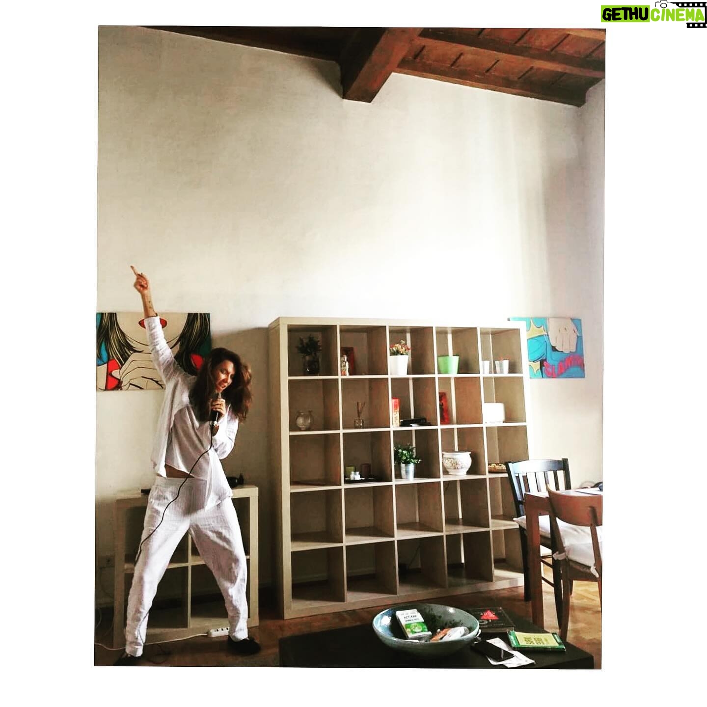 Şebnem Dönmez Instagram - Herkes gibi seyahat etmeye bayılırım. Kuzey ay düğümü yay olanlar gezenti olurlar. (evet ya ben astrolojiye inanıyorum:) yani güçlü bir niyetle istersem bir şekilde oldururum ayıptır söylemesi. Günün şartları hemen o niyete doğru hizalanmaya başlar. Sihirli bişeyler olur, yollar açılır, zaman uygun hale gelir ve bi bakmışım uzaklardayım. Seferi geçen uzun bir dönemden sonra canım hiç bir yere gitmek istemiyordu. Biraz oraya biraz buraya kısa tatiller dışında 2017’den beri olduğum yere kökleniyorum. Ama rüzgar değişti. 2024 gezme yılı olacak. Özellikle ikinci yarıda listemde hala görülmemiş yerlere gitmenin tohumudur bu post. 1- Machu Picchu 2- Shasta Dağı 3- Avustralya 4-Cliffs of Moher 5- Floransa 6- Londra 7-Koh Phangan 8-Cenevre sokakları 9- Cape Town 10-Sacred Valley