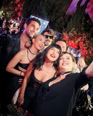 Şebnem Dönmez Instagram - Şevi’nin gecesinden🖤

#rockıseveriz
#hepyenikal 

Syting: @yusufcandirikofficial 
Dress: @burcusedefofficial 
Jewellery: @swarovski
Ayakkabı: @nike