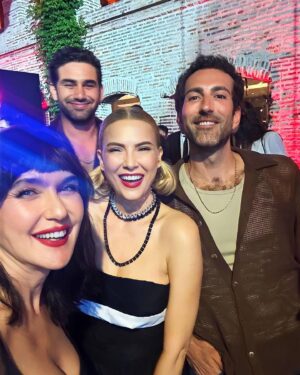 Şebnem Dönmez Instagram - Şevi’nin gecesinden🖤

#rockıseveriz
#hepyenikal 

Syting: @yusufcandirikofficial 
Dress: @burcusedefofficial 
Jewellery: @swarovski
Ayakkabı: @nike