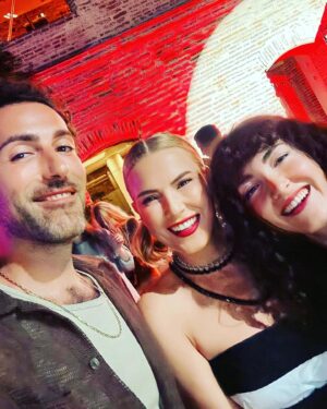 Şebnem Dönmez Instagram - Şevi’nin gecesinden🖤

#rockıseveriz
#hepyenikal 

Syting: @yusufcandirikofficial 
Dress: @burcusedefofficial 
Jewellery: @swarovski
Ayakkabı: @nike