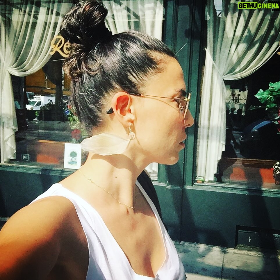 Şebnem Dönmez Instagram - Herkes gibi seyahat etmeye bayılırım. Kuzey ay düğümü yay olanlar gezenti olurlar. (evet ya ben astrolojiye inanıyorum:) yani güçlü bir niyetle istersem bir şekilde oldururum ayıptır söylemesi. Günün şartları hemen o niyete doğru hizalanmaya başlar. Sihirli bişeyler olur, yollar açılır, zaman uygun hale gelir ve bi bakmışım uzaklardayım. Seferi geçen uzun bir dönemden sonra canım hiç bir yere gitmek istemiyordu. Biraz oraya biraz buraya kısa tatiller dışında 2017’den beri olduğum yere kökleniyorum. Ama rüzgar değişti. 2024 gezme yılı olacak. Özellikle ikinci yarıda listemde hala görülmemiş yerlere gitmenin tohumudur bu post. 1- Machu Picchu 2- Shasta Dağı 3- Avustralya 4-Cliffs of Moher 5- Floransa 6- Londra 7-Koh Phangan 8-Cenevre sokakları 9- Cape Town 10-Sacred Valley