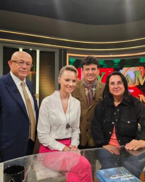 Şebnem Schäfer Instagram - Bu Cumartesi saat 16:45 te @yasamvemaden @bloomberghttv
Fotoğraflar @tuncertuncoffic📸