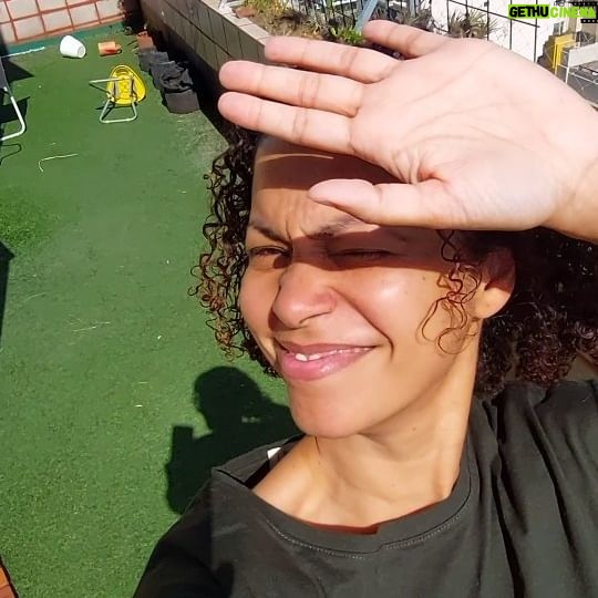 Cíntia Raquel Instagram - Primeiros dias de casa nova. Lixando um armário improvisado pra cozinha que um dia vai ser reformada. Baguncinha. Música fofa pra cobrir o barulho do cano que está sendo trocado no banheiro. Usando o insta como em 2013.