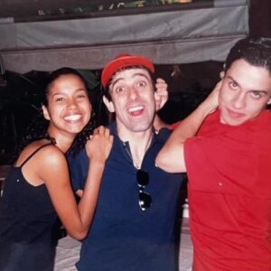 Cíntia Raquel Instagram - Uma pequena diferença de 25 anos entre uma foto e outra. A segunda é inédita, feita durante a turnê da peça do #casteloratimbum em 1997. @cassioscapin e @lucianoamaral