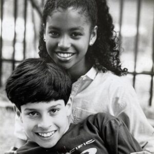 Cíntia Raquel Instagram - Paixão antiga sempre mexe com a gente... Desliza pro ladinho pra ver esse reencontro. Ah, essa foto é ANTES do Castelo, rs. 1992 - 2022