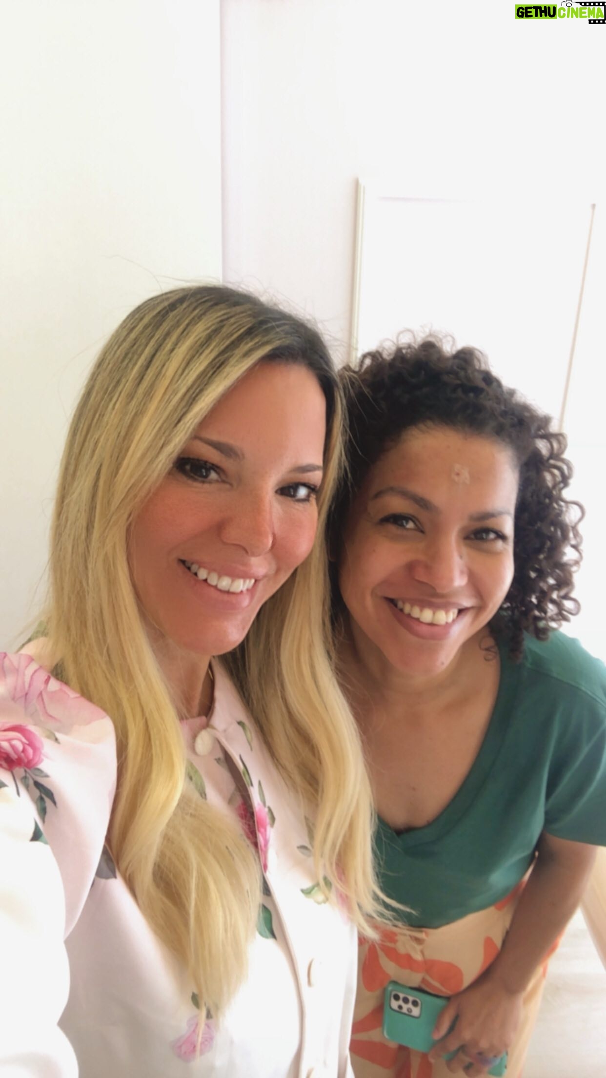 Cíntia Raquel Instagram - Um #tbt de uma paciente muito especial!! Foi um prazer enorme atender a Biba do Castelo Rá Tim Bum, a linda @cinthyarachel 💫 Não dá nem pra acreditar mas ela já está com 43 anos e nunca tinha feito nenhum tratamento estético! Confesso que foi uma honra ser escolhida para cuidar de alguém tão querido e que fez parte da história de tantas pessoas 💝 Quem advinha o que escolhemos para deixar essa mamãe ainda mais linda ? #DraRenataMarins #4lift #harmonizacaofacial #harmonyca casteloratimbum #famosos #bioestimuladordecolageno #acidohialuronico #esteticafacial #dermatologia #esteticaavancada #liftfacial #rejuvenescimentofacial #preenchimentofacial #botox #toxinabotulinica