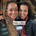 Cíntia Raquel Instagram - Fora do castelo e do orfanato, elas saem para jantar na segunda, tomam vinho e fofocam mucho!!! E quem cresceu com a gente, comenta aqui!!!💛 #representatividade #Chiquititas #CasteloRaTimBum #Pata #Biba #anos90 #infancia