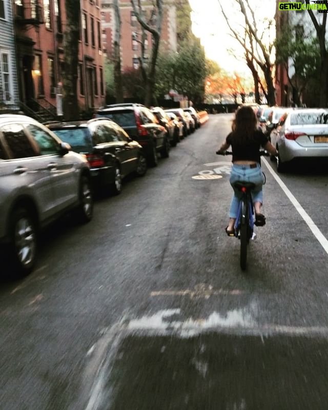 Cailee Spaeny Instagram - Bikes through Brooklyn 🧡