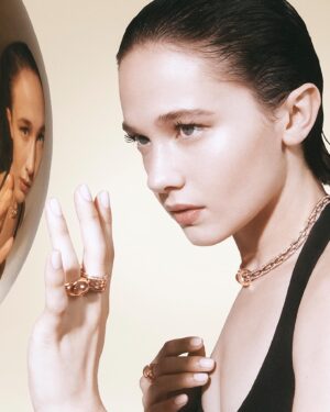 Cailee Spaeny Instagram - ✨ @bulgari Cabochon collection ✨

#bvlgari #BvlgariJewelry #BvlgariCabochon

Photos by @brunoandnico_vanmossevelde
