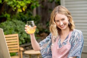 Caitlin Thompson Instagram - Cheers to another episode of #thisisus tonight! 🍾🥂