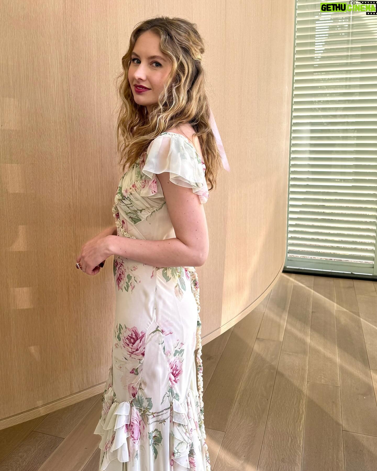 Caitlin Thompson - 5.3K Likes - Fun night at the Emmys cheering on Only Murders in the Building 🌟 Thank you to this amazing team!
@samanthamcmillen_stylist
@andremakeup
@eddie_cook
@shrimptoncouture for lending me the most gorgeous vintage John Galliano dress ❤️
@ireneneuwirth earrings
@akailareid left ring
@selimmouzannar right ring