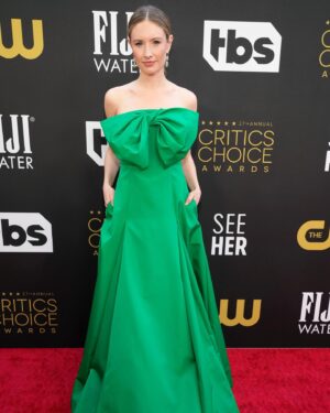 Caitlin Thompson Instagram - Critics Choice Awards 💚
📸 @kevinmazur 

Thank you @jasonwu @samanthamcmillen_stylist @dendoll @bykileyfitz @ireneneuwirth @criticschoice
