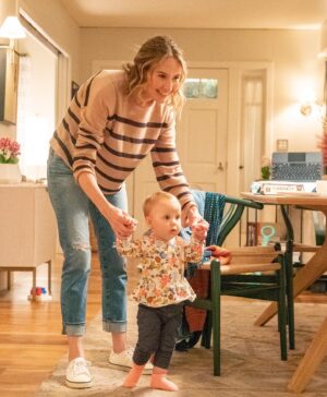 Caitlin Thompson Instagram - Franny’s first steps 🥰 #thisisus