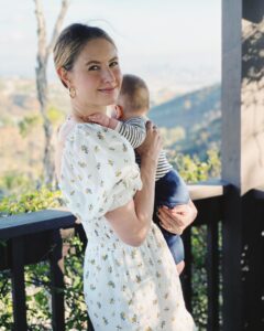 Actress Caitlin Thompson HD Instagram Photos and Wallpapers January 2021