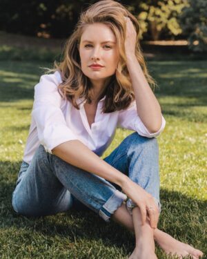 Caitlin Thompson Instagram - When you’ve been in lockdown for so long that sitting outside in the grass feels like a vacation.

photographer: @owen_devalk 
makeup: @amyoresman 
hair: @dklahair 
stylist: @samanthamcmillen_stylist