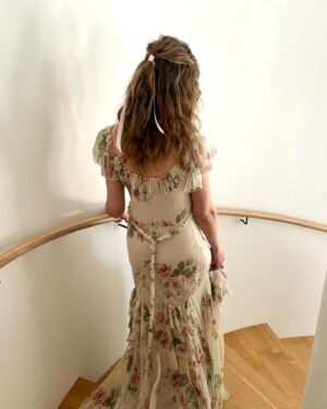 Caitlin Thompson Instagram - Fun night at the Emmys cheering on Only Murders in the Building 🌟 Thank you to this amazing team!
@samanthamcmillen_stylist 
@andremakeup 
@eddie_cook 
@shrimptoncouture for lending me the most gorgeous vintage John Galliano dress ❤️
@ireneneuwirth earrings
@akailareid left ring
@selimmouzannar right ring
