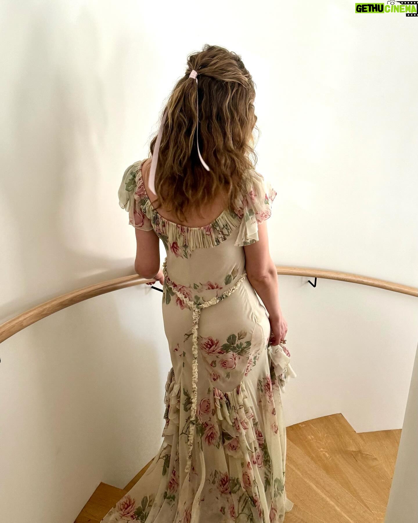 Caitlin Thompson - 5.3K Likes - Fun night at the Emmys cheering on Only Murders in the Building 🌟 Thank you to this amazing team!
@samanthamcmillen_stylist
@andremakeup
@eddie_cook
@shrimptoncouture for lending me the most gorgeous vintage John Galliano dress ❤️
@ireneneuwirth earrings
@akailareid left ring
@selimmouzannar right ring