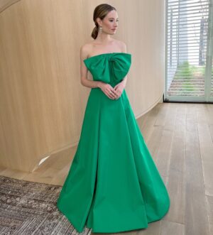Caitlin Thompson Instagram - Quick shot before leaving for the #criticschoiceawards today. Beyond excited to get to wear another gown by @jasonwu 💚

Thank you to the dream team!
@samanthamcmillen_stylist 
@dendoll
@bykileyfitz