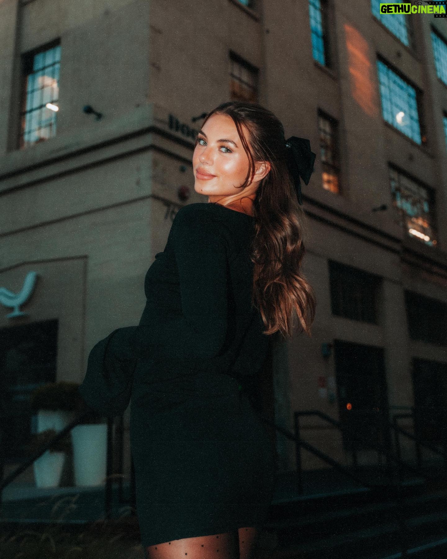 Caitlin Carmichael Instagram - 🖤🎀
