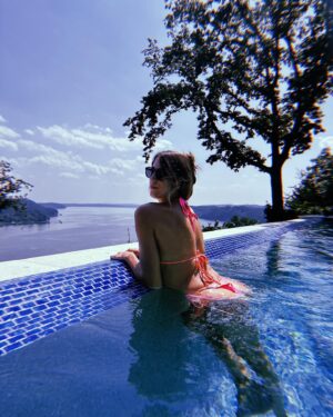 Caitlin Dechelle Instagram - don’t forget to wear your sunscreen 🧴