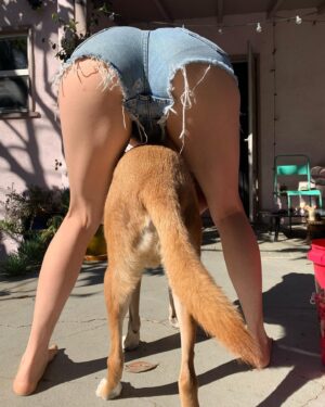 Caitlin Stasey Instagram - Face down ass up that’s the way I like my friends to wash my dogs