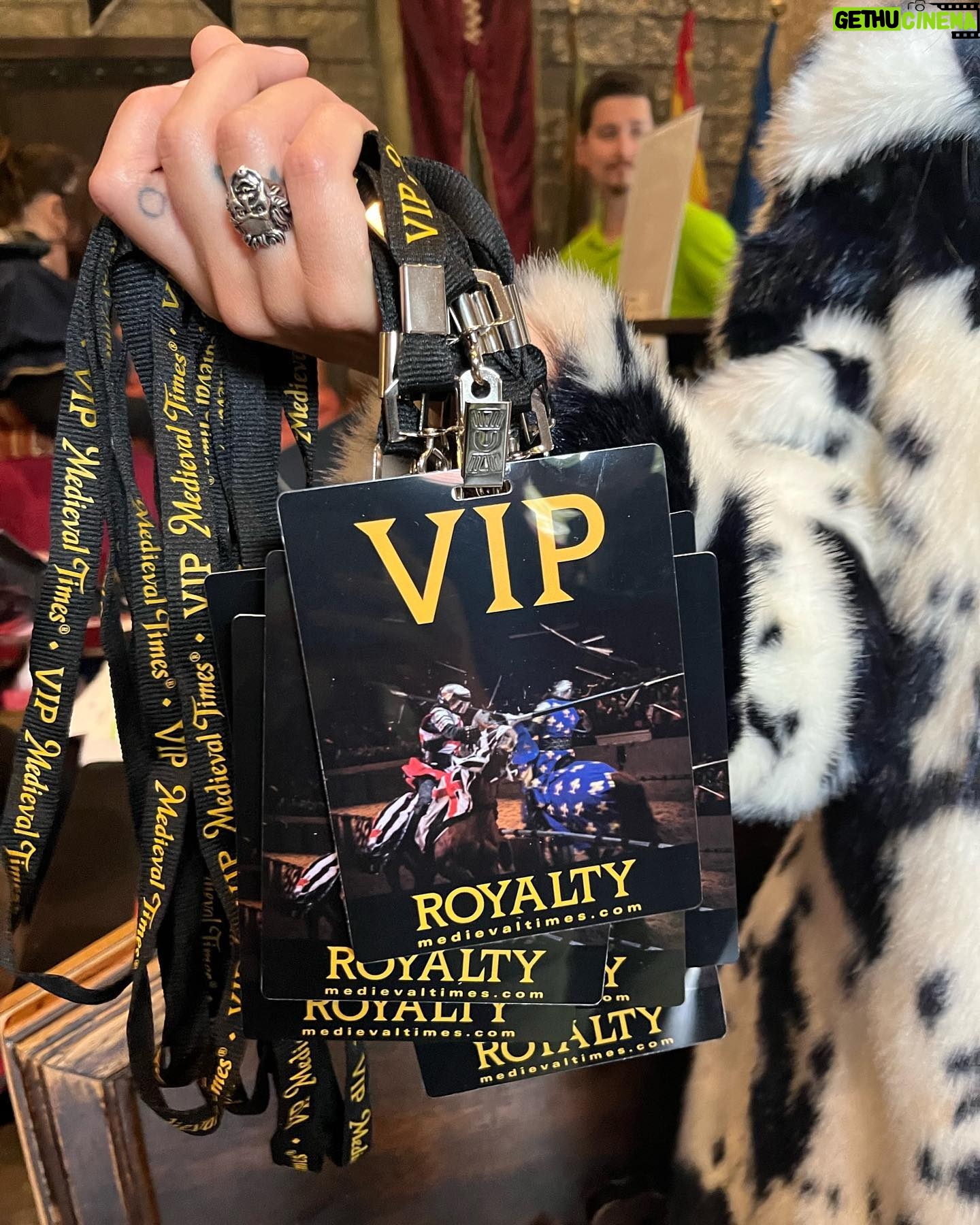 Caitlin Stasey Instagram - “Are you in The Reign?”