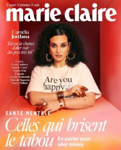 Camélia Jordana Instagram - Ma henna et moi, on a parlé santé mentale avec @marieclairefr à l’occasion de la journée de lutte pour les droits des femmes. L’interview est à retrouver quelque part. Je ne sais pas bien quel tabou j’ai brisé, mais je peux vous dire que je vois de mes yeux les choses avancer. Que le monde que j’habite évolue, malgré toute la violence qui subsiste, malgré la folie qui demeure, et malgré le manque de sens qui domine. Beaucoup de victoires triomphantes m’inspirent. Je ne parle pas des miennes mais de celles de nos luttes. Ces grands pas me donnent une force folle pour avancer, continuer de travailler dur pour voir ces petites comme ces plus grandes victoires jaillir et nous embarquer, déposer à nouveau l’espoir au creux de nos ventres. Parler à un prix. Nous le payons toutes. Mais le constat est là, malgré tout : On avance mesdames ! C’est très dur, mais on avance pour de vrai. Merci à toutes nos sœurs pour leur courage, leur force et les partages de leur chemins plein d’ombres. Merci pour leur paroles si précieuses. On vous croit. TOUTES. Merci à toutes celles qui se sont battues, qui se battent encore. Bienvenue à celles qui arrivent, et courage à celles sur le chemin. Je vous souhaite de voir chaque femme comme une sœur, non comme une ennemie. De la considérer comme une alliée, non comme une rivale. De sentir chacune d’entre nous comme un soutien, non comme un danger… De l’amour, de la force et du soutien, du vrai, à chacune de vous 🫂✊🏻