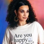 Camélia Jordana Instagram - Ma henna et moi, on a parlé santé mentale avec @marieclairefr à l’occasion de la journée de lutte pour les droits des femmes. L’interview est à retrouver quelque part. Je ne sais pas bien quel tabou j’ai brisé, mais je peux vous dire que je vois de mes yeux les choses avancer. Que le monde que j’habite évolue, malgré toute la violence qui subsiste, malgré la folie qui demeure, et malgré le manque de sens qui domine. Beaucoup de victoires triomphantes m’inspirent. Je ne parle pas des miennes mais de celles de nos luttes. Ces grands pas me donnent une force folle pour avancer, continuer de travailler dur pour voir ces petites comme ces plus grandes victoires jaillir et nous embarquer, déposer à nouveau l’espoir au creux de nos ventres. Parler à un prix. Nous le payons toutes. Mais le constat est là, malgré tout : On avance mesdames ! C’est très dur, mais on avance pour de vrai. Merci à toutes nos sœurs pour leur courage, leur force et les partages de leur chemins plein d’ombres. Merci pour leur paroles si précieuses. On vous croit. TOUTES. Merci à toutes celles qui se sont battues, qui se battent encore. Bienvenue à celles qui arrivent, et courage à celles sur le chemin. Je vous souhaite de voir chaque femme comme une sœur, non comme une ennemie. De la considérer comme une alliée, non comme une rivale. De sentir chacune d’entre nous comme un soutien, non comme un danger… De l’amour, de la force et du soutien, du vrai, à chacune de vous 🫂✊🏻
