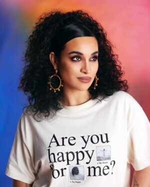 Camélia Jordana Instagram - Ma henna et moi, on a parlé santé mentale avec @marieclairefr à l’occasion de la journée de lutte pour les droits des femmes.

L’interview est à retrouver quelque part. 

Je ne sais pas bien quel tabou j’ai brisé, mais je peux vous dire que je vois de mes yeux les choses avancer. Que le monde que j’habite évolue, malgré toute la violence qui subsiste, malgré la folie qui demeure, et malgré le manque de sens qui domine. Beaucoup de victoires triomphantes m’inspirent. Je ne parle pas des miennes mais de celles de nos luttes. Ces grands pas me donnent une force folle pour avancer, continuer de travailler dur pour voir ces petites comme ces plus grandes victoires jaillir et nous embarquer, déposer à nouveau l’espoir au creux de nos ventres. Parler à un prix. Nous le payons toutes. Mais le constat est là, malgré tout : On avance mesdames ! C’est très dur, mais on avance pour de vrai.

Merci à toutes nos sœurs pour leur courage, leur force et les partages de leur chemins plein d’ombres. Merci pour leur paroles si précieuses. On vous croit. TOUTES. 

Merci à toutes celles qui se sont battues, qui se battent encore.
Bienvenue à celles qui arrivent, et courage à celles sur le chemin.

Je vous souhaite de voir chaque femme comme une sœur, non comme une ennemie. De la considérer comme une alliée, non comme une rivale. De sentir chacune d’entre nous comme un soutien, non comme un danger… 

De l’amour, de la force et du soutien, du vrai, à chacune de vous 🫂✊🏻