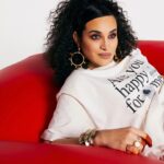Camélia Jordana Instagram - Ma henna et moi, on a parlé santé mentale avec @marieclairefr à l’occasion de la journée de lutte pour les droits des femmes. L’interview est à retrouver quelque part. Je ne sais pas bien quel tabou j’ai brisé, mais je peux vous dire que je vois de mes yeux les choses avancer. Que le monde que j’habite évolue, malgré toute la violence qui subsiste, malgré la folie qui demeure, et malgré le manque de sens qui domine. Beaucoup de victoires triomphantes m’inspirent. Je ne parle pas des miennes mais de celles de nos luttes. Ces grands pas me donnent une force folle pour avancer, continuer de travailler dur pour voir ces petites comme ces plus grandes victoires jaillir et nous embarquer, déposer à nouveau l’espoir au creux de nos ventres. Parler à un prix. Nous le payons toutes. Mais le constat est là, malgré tout : On avance mesdames ! C’est très dur, mais on avance pour de vrai. Merci à toutes nos sœurs pour leur courage, leur force et les partages de leur chemins plein d’ombres. Merci pour leur paroles si précieuses. On vous croit. TOUTES. Merci à toutes celles qui se sont battues, qui se battent encore. Bienvenue à celles qui arrivent, et courage à celles sur le chemin. Je vous souhaite de voir chaque femme comme une sœur, non comme une ennemie. De la considérer comme une alliée, non comme une rivale. De sentir chacune d’entre nous comme un soutien, non comme un danger… De l’amour, de la force et du soutien, du vrai, à chacune de vous 🫂✊🏻