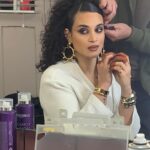 Camélia Jordana Instagram - Ma henna et moi, on a parlé santé mentale avec @marieclairefr à l’occasion de la journée de lutte pour les droits des femmes. L’interview est à retrouver quelque part. Je ne sais pas bien quel tabou j’ai brisé, mais je peux vous dire que je vois de mes yeux les choses avancer. Que le monde que j’habite évolue, malgré toute la violence qui subsiste, malgré la folie qui demeure, et malgré le manque de sens qui domine. Beaucoup de victoires triomphantes m’inspirent. Je ne parle pas des miennes mais de celles de nos luttes. Ces grands pas me donnent une force folle pour avancer, continuer de travailler dur pour voir ces petites comme ces plus grandes victoires jaillir et nous embarquer, déposer à nouveau l’espoir au creux de nos ventres. Parler à un prix. Nous le payons toutes. Mais le constat est là, malgré tout : On avance mesdames ! C’est très dur, mais on avance pour de vrai. Merci à toutes nos sœurs pour leur courage, leur force et les partages de leur chemins plein d’ombres. Merci pour leur paroles si précieuses. On vous croit. TOUTES. Merci à toutes celles qui se sont battues, qui se battent encore. Bienvenue à celles qui arrivent, et courage à celles sur le chemin. Je vous souhaite de voir chaque femme comme une sœur, non comme une ennemie. De la considérer comme une alliée, non comme une rivale. De sentir chacune d’entre nous comme un soutien, non comme un danger… De l’amour, de la force et du soutien, du vrai, à chacune de vous 🫂✊🏻