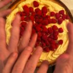 Camélia Jordana Instagram - Gli amici sono il respiro del cuore Les framboises, le monde de l’autre côté du voile qui se pointe en librairie, les fleurs, Mars de feu, la colline et les chiens. Also FREE PALESTINE 🇵🇸