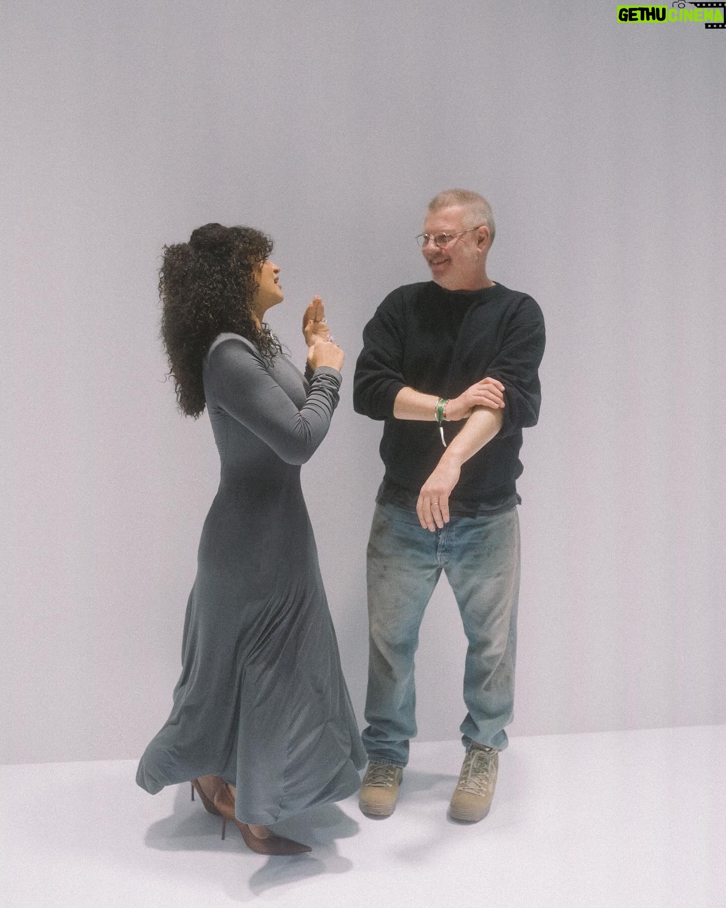 Camélia Jordana Instagram - Pure art with @acnestudios 🩶 La création, l’art et la beauté sont essentiels en ce moment. Penser à autre chose que l’inhumanité ( parce qu’on en a le privilège ), rêver encore, construire et inventer. Une parenthèse de lumière dans le désastre. Merci pour l’invitation et bravo à toute l’équipe @edouardschneider @blandinelala Roman & more 🫠Thank u dear lord for @rokhayadiallo 💙 & @thisisluckylove 💗