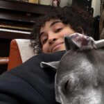 Camélia Jordana Instagram - Gli amici sono il respiro del cuore Les framboises, le monde de l’autre côté du voile qui se pointe en librairie, les fleurs, Mars de feu, la colline et les chiens. Also FREE PALESTINE 🇵🇸