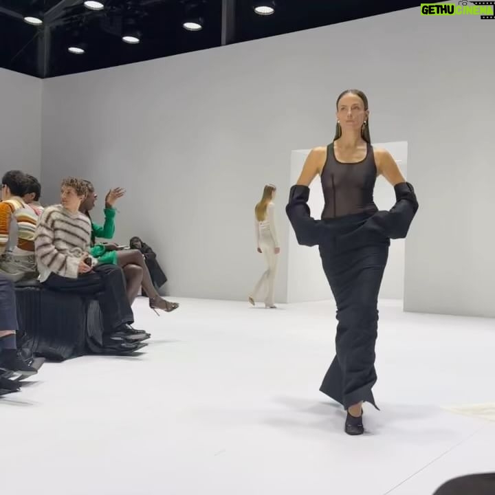Camélia Jordana Instagram - Pure art with @acnestudios 🩶 La création, l’art et la beauté sont essentiels en ce moment. Penser à autre chose que l’inhumanité ( parce qu’on en a le privilège ), rêver encore, construire et inventer. Une parenthèse de lumière dans le désastre. Merci pour l’invitation et bravo à toute l’équipe @edouardschneider @blandinelala Roman & more 🫠Thank u dear lord for @rokhayadiallo 💙 & @thisisluckylove 💗