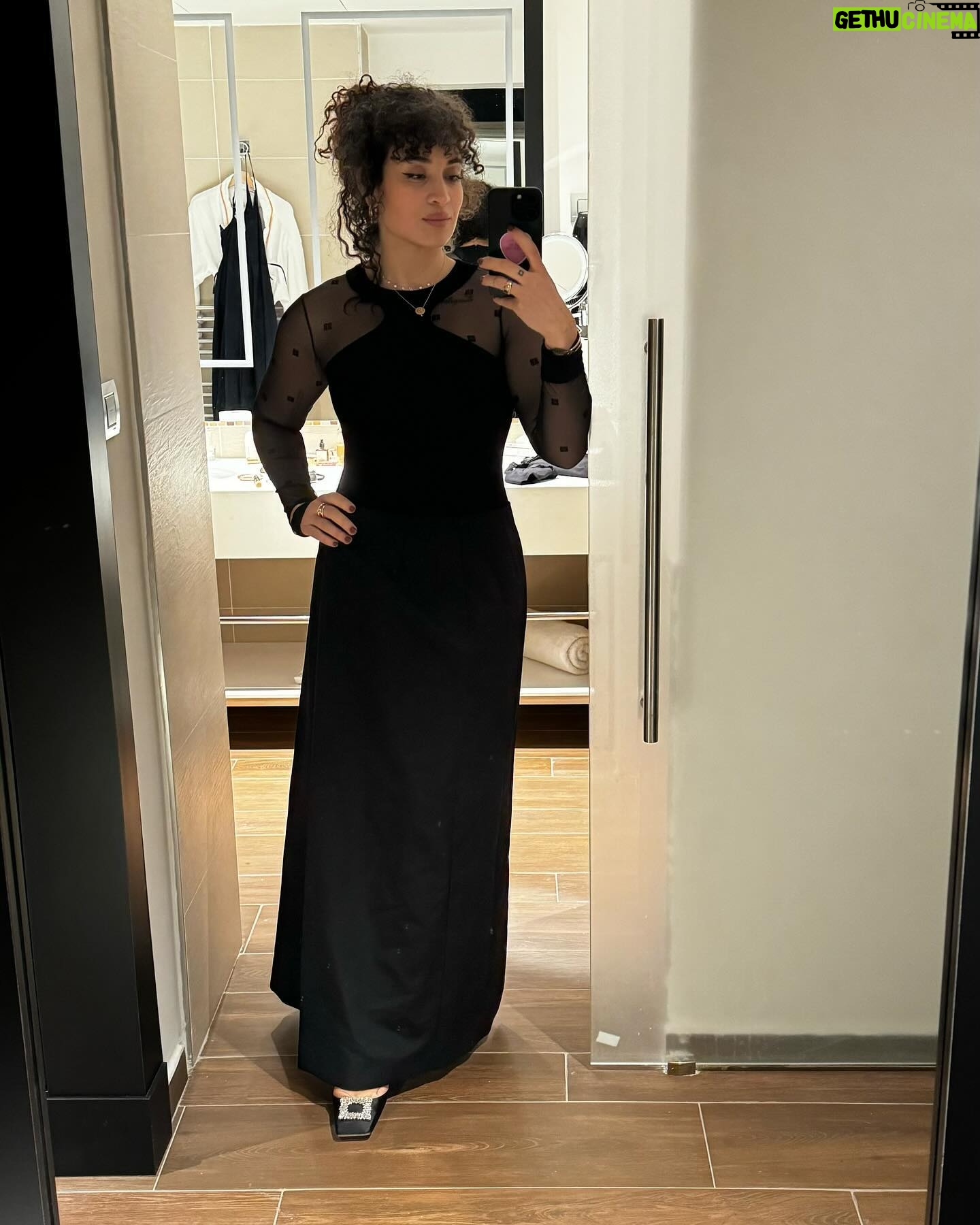 Camélia Jordana Instagram - Merci infini au @annabafilmfestival.algeria de nous avoir accueillis si chaleureusement ! C’était fou de présenter Avant que les flammes ne s’éteignent en Algérie, accompagné.e.s de nos ami.e.s artistes algérienne.s. Votre amour et votre bienveillance sont précieux 🥹 Then Alger, Skikda, des bribes de La Pointe, des martyrs, mouloudia, masterclass de la famille et casbah qui laissent le cœur fumant 🇩🇿❤️