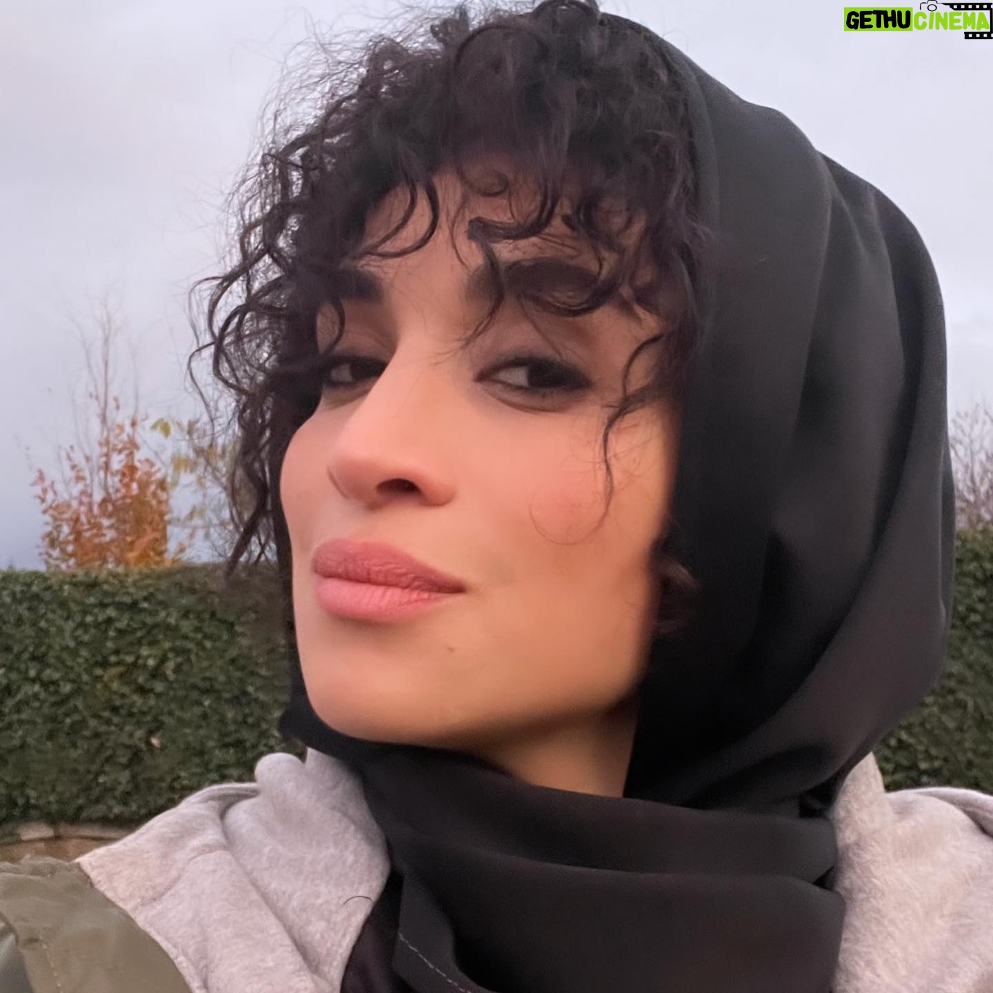 Camélia Jordana Instagram - Slide 10 : ce genre de message 😭 Merci pour vos retours sur le film, c’est bouleversant 🥺 Immense shout out à touuuute l’équipe du film qui a tout donné pour qu’on y arrive et que cette histoire existe au cinéma !! CE DIMANCHE : Go voir Avant que les flammes ne s’éteignent de Mehdi Fikri en salle depuis mercredi, parlez-en, faites-le vivre, donnez-lui la carrure et le poids qu’il mérite les ami.e.s 🫶🏻