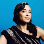 Camélia Jordana Instagram - J’ai bien conscience qu’il se passe des choses terribles. Elles me bouleversent et m’obsèdent pour tout vous dire. Mais la réalité de mon quotidien m’oblige à écrire ces quelques mots. Je pense que vous ne mesurez pas à quel point les industries dans lequelles les artistes évoluent ( cinéma, musique, mode & co ) sont difficiles. L’image qu’on nous renvoie de nous est souvent dure et violente. J’ai la chance d’en être depuis maintenant 15 ans et je m’étonne toujours des nouveautés que les gens me réservent. Des polémiques, au discrédit, en passant par le vol de mes créations et autre propriété intellectuelle, sans parler de racisme, de bodyshaming, et de tout ce qui s’en suit, rien n’est oublié… Enfin, la route est encore longue, il y a encore énormément de travail pour qu’on nous lâche la grappe mais grâce au ciel, des gens formidables existent aussi, et ils et elles sont nombreux.ses ! Merci à toutes les personnes qui me soutiennent et m’encouragent, me donnent de bonnes forces pour continuer et rester focus sur la route, pour se concentrer sur le chemin et toujours traquer l’alignement précieux. Je regarde arriver les années à venir et les projets en cours comme sur cette photo retrouvée, cliché de la magnifique @lesjouesrouges prise au @festivaldecannes en 2021 🩵