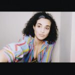 Camélia Jordana Instagram - Pour la première fois depuis plusieurs années, je suis face à moi-même. Et j’adore ça. Je suis concentrée sur mon bien être, je tente de m’isoler du monde, je ferme boutique, du moins en présentiel. Je lis, écris, compose, rêve, pense, fais du sport, vois les gens que j’aime, me laisse le temps de vivre pour être à nouveau inspirée. Et c’est complètement fou et instantané, parce que ça fonctionne. Le temps de respirer à nouveau, je me concentre sur le chaos pour en faire des choses. Le moche de l’humain, le dur, celui qui gratte, qui pique, qui fait honte, le cruel, le degueulasse. Je me concentre et essaye de l’accueillir pour le retourner, le terrasser, en faire de la bouillie et tenter de le transformer en une matière première de la création, de la beauté, du renouveau. Rentrer dedans, tout labourer et creuser encore, puis attendre. Recevoir l’exercice de patience comme une leçon, un rite de passage, papillons sur les yeux, henné au creux des paumes, et l’amour partout où c’est possible : autour, dessus, dessous, dedans. Le traquer, m’y accrocher de toutes forces et consommer la beauté humaine pour me rappeler son existence. Chanter, jouer, y croire, faire pause et y retourner encore et encore. Le retour à cette vie est salvateur. J’étais presque au bout. En fait, non. J’étais parfaitement au bout. Au bout de moi-même. Plus de sève, plus de jus, plus rien à brancher, pas de recharge possible, plus de ressource. Et d’un coup, le temps. Je vous souhaite le temps. Je vous serre.