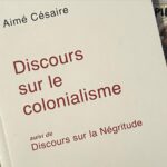Camélia Jordana Instagram - Pour la première fois depuis plusieurs années, je suis face à moi-même. Et j’adore ça. Je suis concentrée sur mon bien être, je tente de m’isoler du monde, je ferme boutique, du moins en présentiel. Je lis, écris, compose, rêve, pense, fais du sport, vois les gens que j’aime, me laisse le temps de vivre pour être à nouveau inspirée. Et c’est complètement fou et instantané, parce que ça fonctionne. Le temps de respirer à nouveau, je me concentre sur le chaos pour en faire des choses. Le moche de l’humain, le dur, celui qui gratte, qui pique, qui fait honte, le cruel, le degueulasse. Je me concentre et essaye de l’accueillir pour le retourner, le terrasser, en faire de la bouillie et tenter de le transformer en une matière première de la création, de la beauté, du renouveau. Rentrer dedans, tout labourer et creuser encore, puis attendre. Recevoir l’exercice de patience comme une leçon, un rite de passage, papillons sur les yeux, henné au creux des paumes, et l’amour partout où c’est possible : autour, dessus, dessous, dedans. Le traquer, m’y accrocher de toutes forces et consommer la beauté humaine pour me rappeler son existence. Chanter, jouer, y croire, faire pause et y retourner encore et encore. Le retour à cette vie est salvateur. J’étais presque au bout. En fait, non. J’étais parfaitement au bout. Au bout de moi-même. Plus de sève, plus de jus, plus rien à brancher, pas de recharge possible, plus de ressource. Et d’un coup, le temps. Je vous souhaite le temps. Je vous serre.