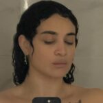 Camélia Jordana Instagram - Pour la première fois depuis plusieurs années, je suis face à moi-même. Et j’adore ça. Je suis concentrée sur mon bien être, je tente de m’isoler du monde, je ferme boutique, du moins en présentiel. Je lis, écris, compose, rêve, pense, fais du sport, vois les gens que j’aime, me laisse le temps de vivre pour être à nouveau inspirée. Et c’est complètement fou et instantané, parce que ça fonctionne. Le temps de respirer à nouveau, je me concentre sur le chaos pour en faire des choses. Le moche de l’humain, le dur, celui qui gratte, qui pique, qui fait honte, le cruel, le degueulasse. Je me concentre et essaye de l’accueillir pour le retourner, le terrasser, en faire de la bouillie et tenter de le transformer en une matière première de la création, de la beauté, du renouveau. Rentrer dedans, tout labourer et creuser encore, puis attendre. Recevoir l’exercice de patience comme une leçon, un rite de passage, papillons sur les yeux, henné au creux des paumes, et l’amour partout où c’est possible : autour, dessus, dessous, dedans. Le traquer, m’y accrocher de toutes forces et consommer la beauté humaine pour me rappeler son existence. Chanter, jouer, y croire, faire pause et y retourner encore et encore. Le retour à cette vie est salvateur. J’étais presque au bout. En fait, non. J’étais parfaitement au bout. Au bout de moi-même. Plus de sève, plus de jus, plus rien à brancher, pas de recharge possible, plus de ressource. Et d’un coup, le temps. Je vous souhaite le temps. Je vous serre.