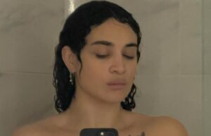 Camélia Jordana Instagram - Pour la première fois depuis plusieurs années, je suis face à moi-même. Et j’adore ça. Je suis concentrée sur mon bien être, je tente de m’isoler du monde, je ferme boutique, du moins en présentiel. Je lis, écris, compose, rêve, pense, fais du sport, vois les gens que j’aime, me laisse le temps de vivre pour être à nouveau inspirée. Et c’est complètement fou et instantané, parce que ça fonctionne. Le temps de respirer à nouveau, je me concentre sur le chaos pour en faire des choses. Le moche de l’humain, le dur, celui qui gratte, qui pique, qui fait honte, le cruel, le degueulasse. Je me concentre et essaye de l’accueillir pour le retourner, le terrasser, en faire de la bouillie et tenter de le transformer en une matière première de la création, de la beauté, du renouveau. Rentrer dedans, tout labourer et creuser encore, puis attendre. Recevoir l’exercice de patience comme une leçon, un rite de passage, papillons sur les yeux, henné au creux des paumes, et l’amour partout où c’est possible : autour, dessus, dessous, dedans. Le traquer, m’y accrocher de toutes forces et consommer la beauté humaine pour me rappeler son existence. Chanter, jouer, y croire, faire pause et y retourner encore et encore. Le retour à cette vie est salvateur. J’étais presque au bout. En fait, non. J’étais parfaitement au bout. Au bout de moi-même. Plus de sève, plus de jus, plus rien à brancher, pas de recharge possible, plus de ressource. Et d’un coup, le temps. 

Je vous souhaite le temps.

Je vous serre.