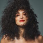 Camélia Jordana Instagram - Année 23 aussi trash que belle, aussi dure que grande, aussi douloureuse que généreuse, aussi flippante qu’inspirante. Merci à chacun.e pour votre soutien qui donne toujours plus de force, vous n’imaginez pas comme c’est précieux. Merci à toutes les personnes qui m’ont accompagnée dans mes nombreuses aventures cette année. J’espère que vous êtes bien là où vous êtes et que vous prenez soin de vous. Je nous souhaite bien du courage, de nous sentir bien vivant.e.s, d’accueillir ce qui nous traverse pour le transformer et transcender l’horreur. Qu’elle mute, que l’espoir triomphe, que l’humanité victorieuse renaisse pour gagner les cœurs. Que la peur détale, que décale la haine, et que les jambes lourdes du pouvoir s’effondrent pour que les chœurs des anges se fassent entendre partout. New year’s Eve en prières calmes, en fin de cycle, en nettoyage, en alignement, en confirmation, en synchronicité, en cercles concentriques, en manifestation, en visualisation, en concentration, en création, en inspiration. Amour sur vous CJ