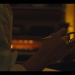 Camélia Jordana Instagram - Je vous souhaite de sublimes fêtes et espère sincèrement que vous êtes entouré.e.s de gens qui comptent pour vous, sinon que vous êtes avec vous même et que vous prenez le plus grand soin de vous. Que peu importe là où vous vous trouvez, vous avez les moyens de faire une pause, que votre cerveau et votre cœur s’apaisent, que vous pouvez oublier le chaos dehors et prendre le temps de prier pour lui comme pour vous, sinon de faire des vœux. De poser des intentions sur ce qui vous attend l’année prochaine. J’espère que vous trouvez un espace où vous pouvez vous connecter à vous-même, vous écouter, tout lâcher, tout déposer et reprendre plein de force pour affronter les choses de la vie. Je vous serre et vous souhaite UN JOYEUX NOËL 🫂🫶🏻✨ Vous pouvez l’accompagner de mon Silent Night, ou la chanson qui arrêta la guerre 🕯️ Amour sur vous Images de la chère @micaalbanese