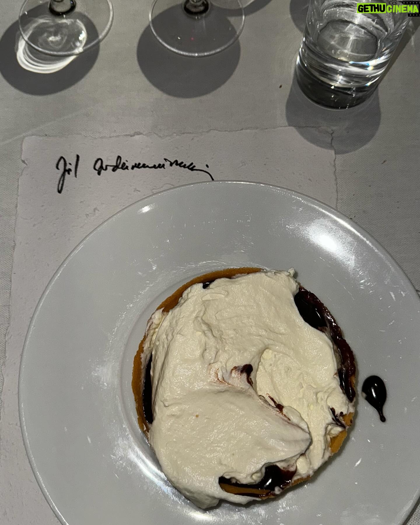 Camélia Jordana Instagram - @joelandria m’a renversée au @macaal_ il y a un peu plus d’un an avec @riadjeannoel 💗 J’ai tenté de vous raconter des bribes de son œuvre ici, tant sa création - prolifique - m’a happée. Puis il m’a écrit. Notre chère et précieuse @amelberkani nous a enfin réunis après une année de valse, de voyage, d’entrechats et de croisements impatients. Joël est entré dans ma vie comme je suis entrée dans la sienne. C’est fait. Comme un nouveau socle, une chose qui guide, qui apaise, qui entend et réconforte dans le murmure, le noir et la chaleur. Parce que l’organique est là, il réancre. Parce que l’art nous fait vivre et survivre, supporter ce monde et sa folie. Joël m’a fait le cadeau d’accompagner sa pièce de la mienne.J’ai pris beaucoup de plaisir à apprivoiser cet espace. YOU ARE est ma première création, ma première entrée dans le monde de l’art contemporain. La première d’une longue conversation que nous entamons enfin avec ce trésor et j’en suis très fière. Elle est un voyage dans l’entre-terre, dans l’entre ciel. Une exploration de nuit dans un vaisseau de cendres. @joelandria YOU ARE MY EVERYTHING Bravo à toutes les équipes du studio, à celles de la galerie et merci à celle qui@nous a magnifiquement reçus hier soir. Vos pouvez découvrir " THINGS AND SOMETHING TO REMEMBER BEFORE DAYLIGHT " à la Galerie Almine Rech à Paris. Dès ce soir, jusqu’au 17 avril.