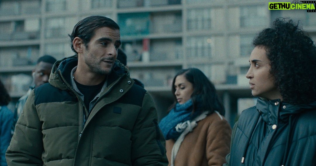 Camélia Jordana Instagram - Ce film est à vous. Il a une place rare dans mon court chemin cinématographique. Il m’a fait rencontrer de nouveaux membres de ma famille, il m’a fait dire des choses que je ne pouvais exprimer ailleurs, sous d’autres formes. Malika et ses proches traversent cette période du deuil dans la dignité, ce grâce au combat qu’ils mènent pour la justice et la vérité. " - La vérité, ça se travaille - La colère, c’est noble ". Avec ce casting fou, @fiansolevrai @soniafaidi_ @makitasamba @samguesmi @louisecoldefy @lamine.yk @hammougraiapage @larrysogoodnolove de vrais partenaires, de vie, de jeu, de travail et de traversée commune. 🫶🏻🫶🏻🫶🏻 Merci Mehdi pour ta confiance, merci pour Malika, pour son histoire, celle de Karim, Driss, Nour, Mohamed, Adel, Reda, Nadia, Slimane, Maître Archi, Estelle, Lamine, et tous les autres… Merci de les avoir déposés precisiement dans nos mains et sur nos épaules. Immense pensée pour toute l’équipe du film qui est allée le chercher de toute sa force et de tout son cœur. Ce récit est important, parce que les vies de ces personnes le sont. Mais aussi, parce que c’est la première fois qu’il prend vie sous forme d’objet filmique. Merci aussi pour ça. J’ai enfin une immense pensée pour toutes les victimes de violence policière, pour toutes les familles, les comités, les militant.e.s. 🕯🌹 Allez voir ce film, parlez-en, s’il vous plaît, faites-le tout aussi grand que l’amour et la conviction qu’on y a mis 🥹🕯🫶🏻