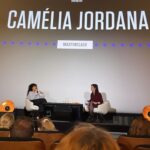 Camélia Jordana Instagram – Merci à toutes les magnifiques équipes de @seriesmania pour votre accueil et votre travail incroyable ! Cœur plein, tête remplie d’images magnifiques et de regards nouveaux et singuliers sur le monde. Ce festival est génial, j’ai pris une énorme vague de joie 🫶🏻 special thanks to l’ange @aitorbask 🫂❤️

Merci encore à @margauxbaralon d’avoir mené cette masterclass avec brio ! Merci aux équipes de l’ @ugc_lille_metropole de l’avoir si chaleureusement accueillie. Merci au public délicieux pour sa présence, c’était si bon de vous retrouver. Si vous voulez l’entendre, vous pouvez retrouver la masterclass sur YouTube.

Aussi, impossible de remettre la main sur le nom de l’autrice de l’acrostiche – qui m’a émue aux larmes – offert pendant la masterclass par une femme formidable. N’hésitez pas si vous l’avez, peut-être même, si c’est vous 🥹❤️

Et sinon : CESSEZ LE FEU, LIBÉREZ LES OTAGES, STOP KILLING INNONCENTS 

@laculturepouruncessezlefeu 🕊️