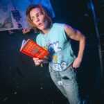 Cameron Esposito Instagram - Pls @emmawillmann: how’s the shred? also looking for @rachelscanloncomedy @twodykesandamic @hypefitness_la input • i don’t currently look like this I’ve been in bed for one month