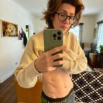 Cameron Esposito Instagram - Pls @emmawillmann: how’s the shred? also looking for @rachelscanloncomedy @twodykesandamic @hypefitness_la input • i don’t currently look like this I’ve been in bed for one month