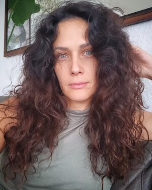 Camila Selser Instagram - Mayo...

🎶Fecho os olhos, vejo sorrisos
Quero por tudo ter-te comigo
Guarda-me perto enquanto não chego
Oxalá digas que sentes o mesmo🎶

🪻@maro.musica